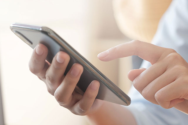携帯を操作する人